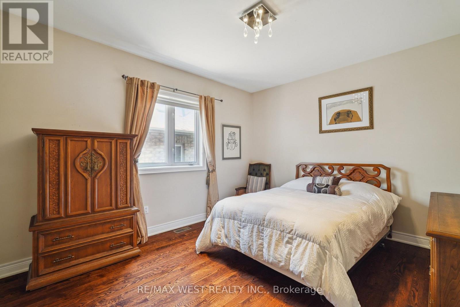 160 Townsgate Drive, Vaughan, Ontario  L4J 8J5 - Photo 10 - N12199508