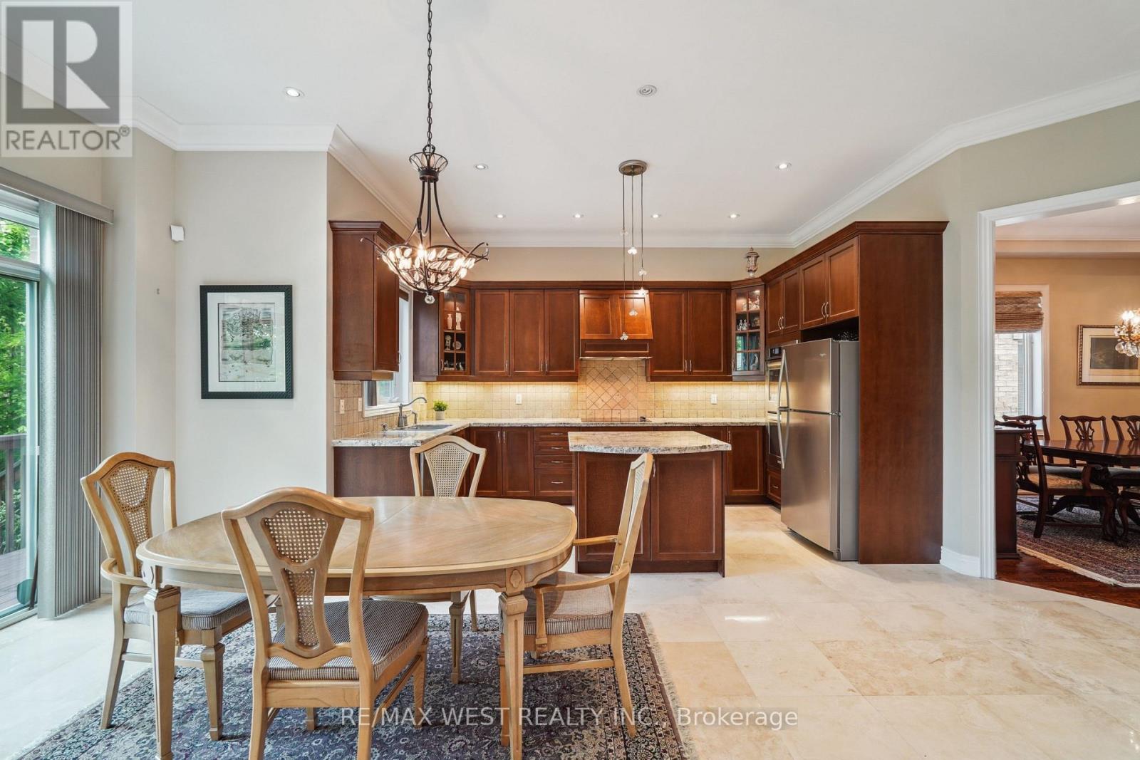 160 Townsgate Drive, Vaughan, Ontario  L4J 8J5 - Photo 4 - N12199508