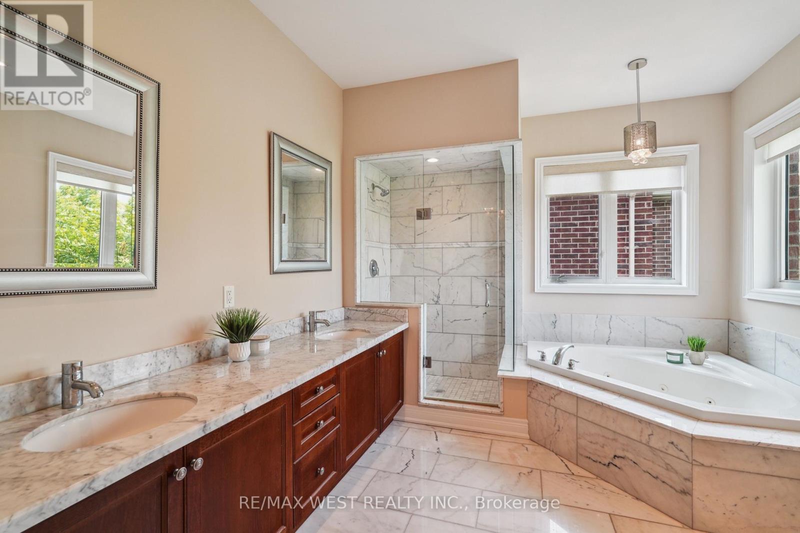 160 Townsgate Drive, Vaughan, Ontario  L4J 8J5 - Photo 8 - N12199508
