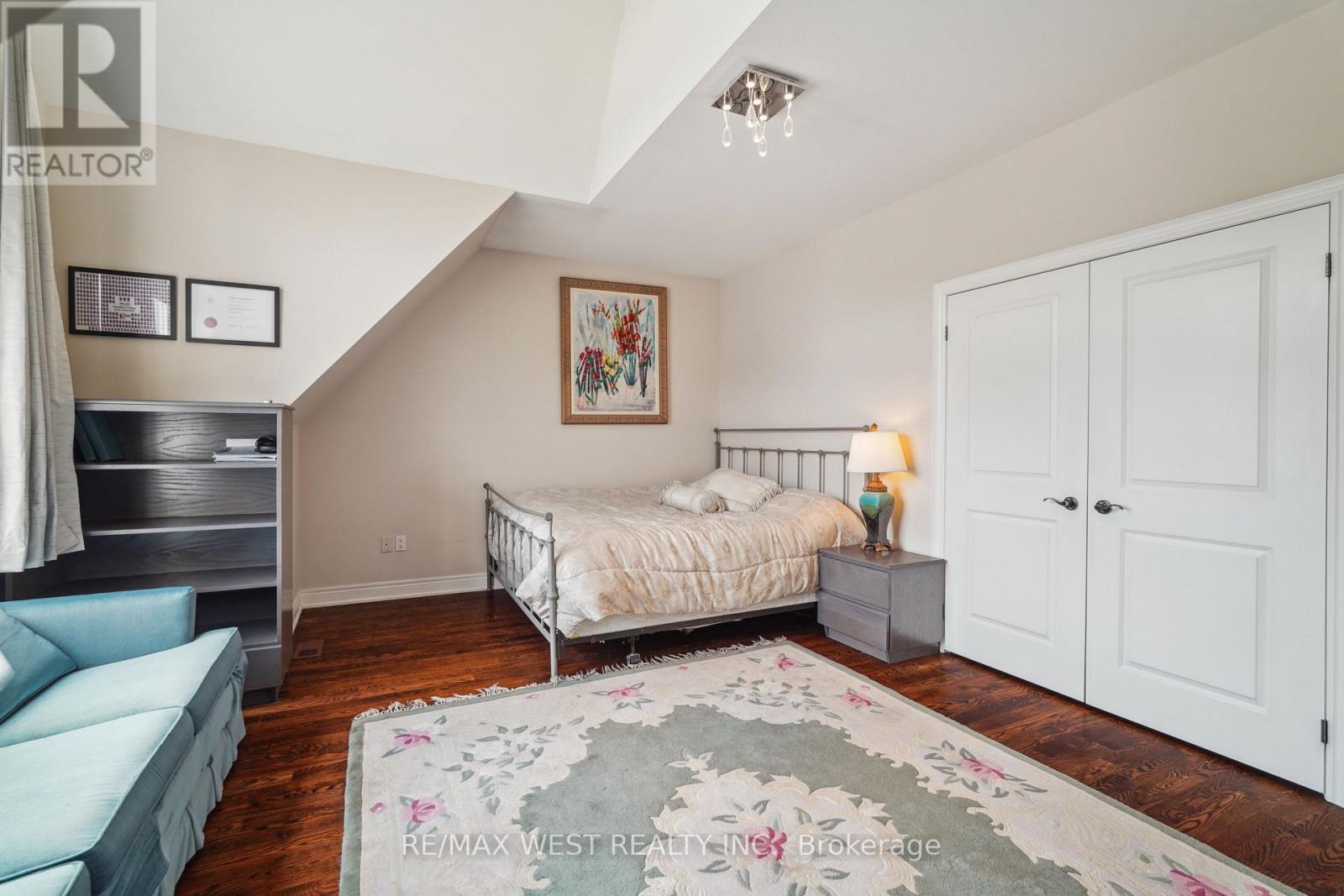 160 Townsgate Drive, Vaughan, Ontario  L4J 8J5 - Photo 9 - N12199508
