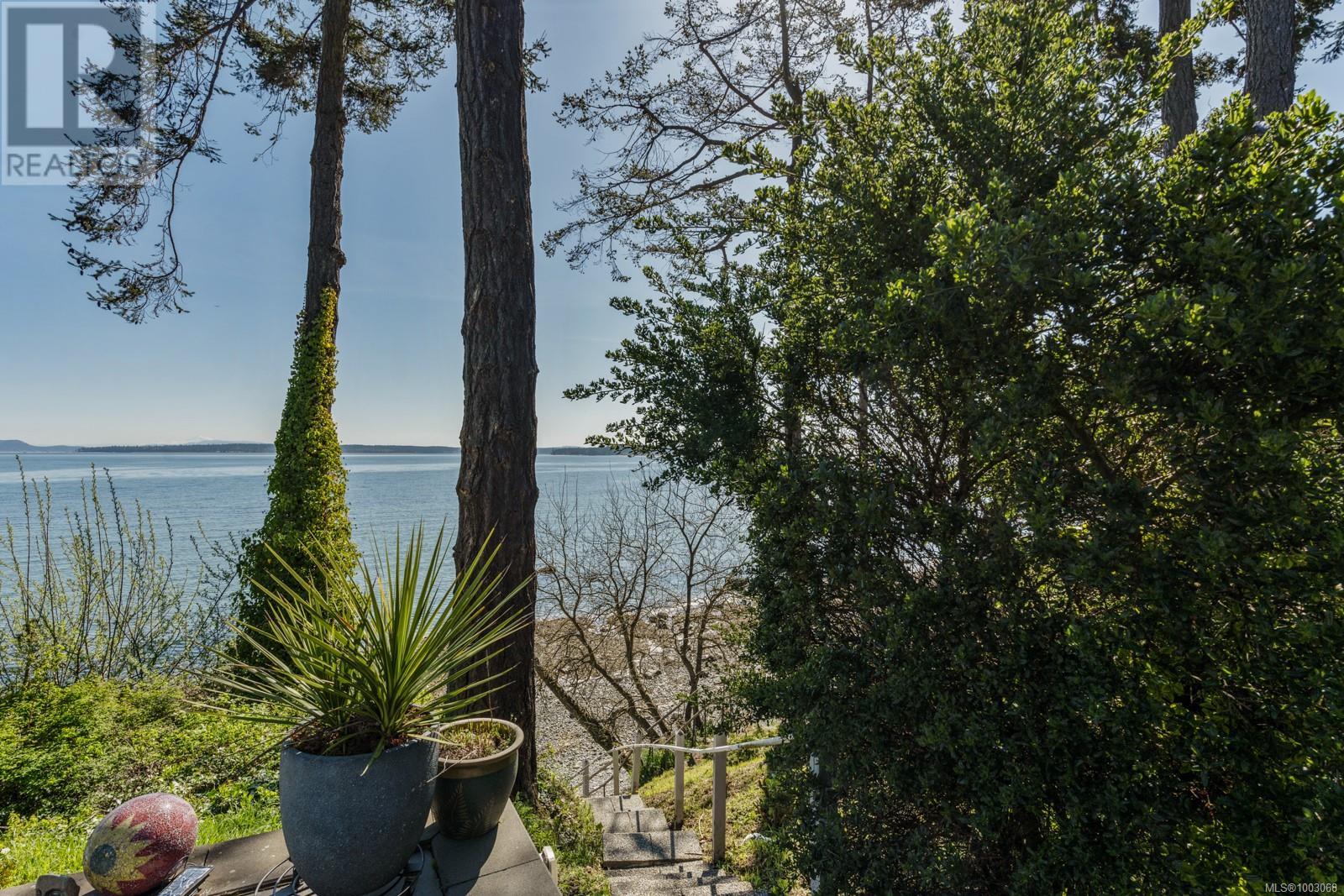 9055 Lochside Dr, North Saanich, British Columbia  V8L 1N1 - Photo 34 - 1003068