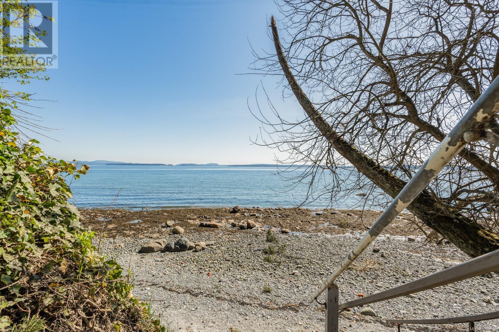 9055 Lochside Dr, North Saanich, British Columbia  V8L 1N1 - Photo 35 - 1003068