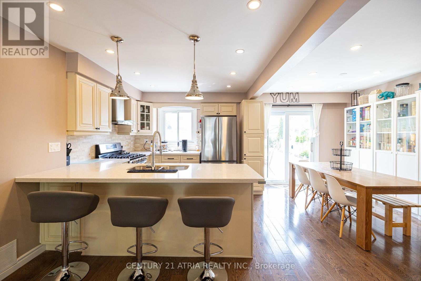 2243 Buttonbush Crescent, Mississauga, Ontario  L5L 1C4 - Photo 4 - W12216644