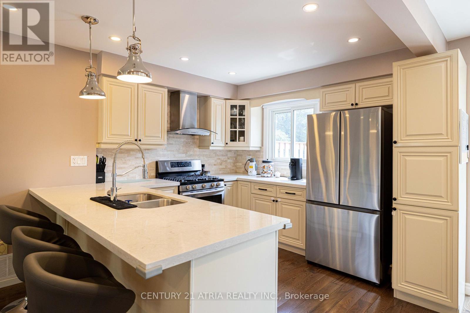 2243 Buttonbush Crescent, Mississauga, Ontario  L5L 1C4 - Photo 5 - W12216644