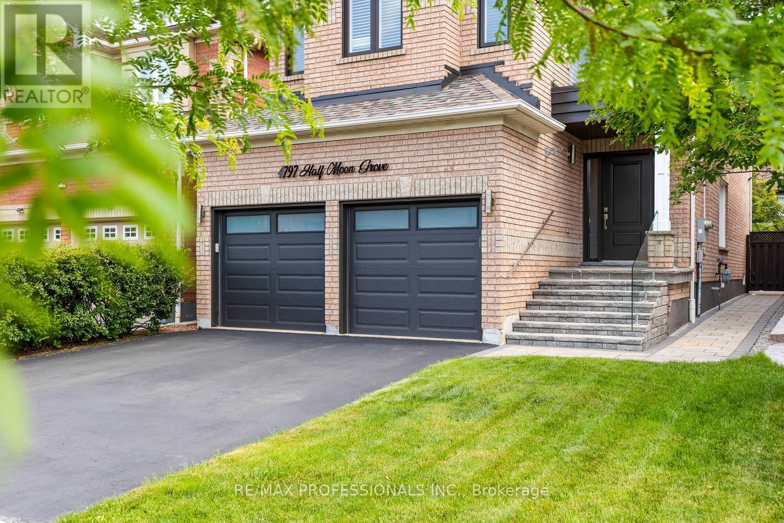 4797 Half Moon Grove, Mississauga, Ontario  L5M 7R7 - Photo 2 - W12216776