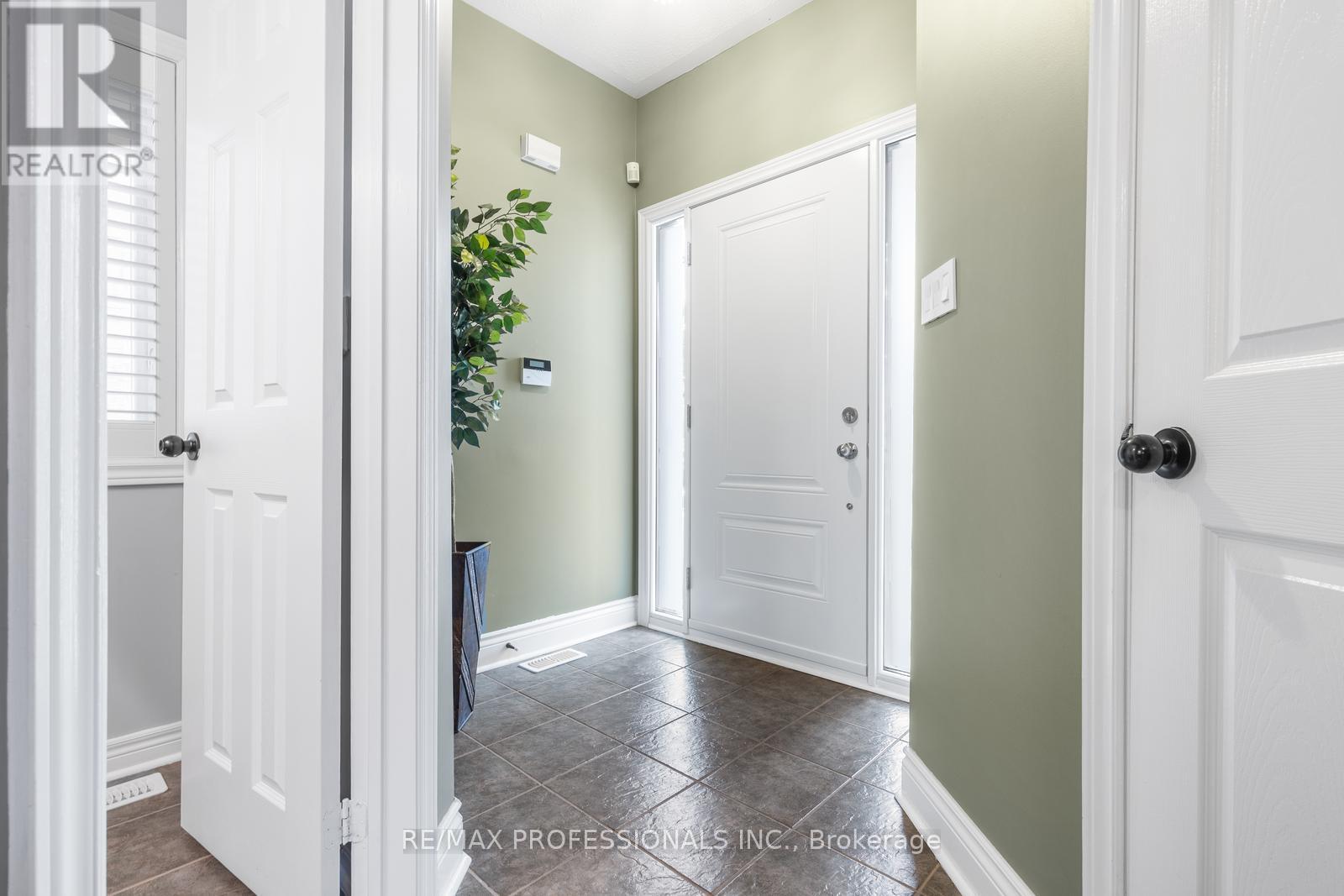 4797 Half Moon Grove, Mississauga, Ontario  L5M 7R7 - Photo 4 - W12216776