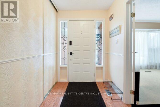 3018 Kilbride Court, Mississauga, Ontario  L5N 3C5 - Photo 2 - W12216828