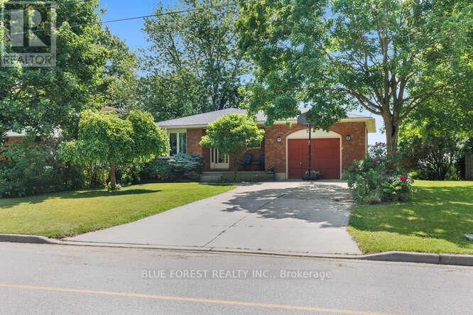 112 Elgin Avenue, Southwest Middlesex (Glencoe), Ontario  N0L 1M0 - Photo 2 - X12217149