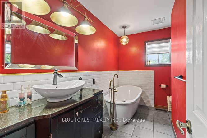112 Elgin Avenue, Southwest Middlesex (Glencoe), Ontario  N0L 1M0 - Photo 21 - X12217149
