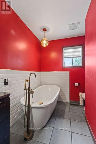 112 Elgin Avenue, Southwest Middlesex (Glencoe), Ontario  N0L 1M0 - Photo 22 - X12217149