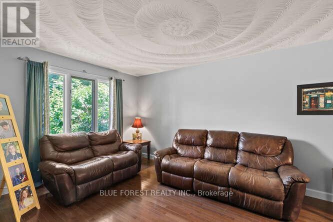 112 Elgin Avenue, Southwest Middlesex (Glencoe), Ontario  N0L 1M0 - Photo 5 - X12217149