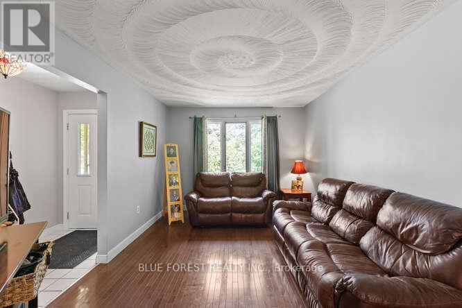112 Elgin Avenue, Southwest Middlesex (Glencoe), Ontario  N0L 1M0 - Photo 6 - X12217149