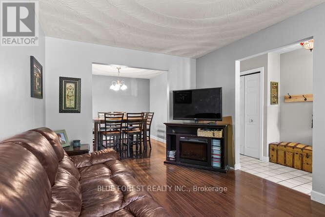 112 Elgin Avenue, Southwest Middlesex (Glencoe), Ontario  N0L 1M0 - Photo 7 - X12217149