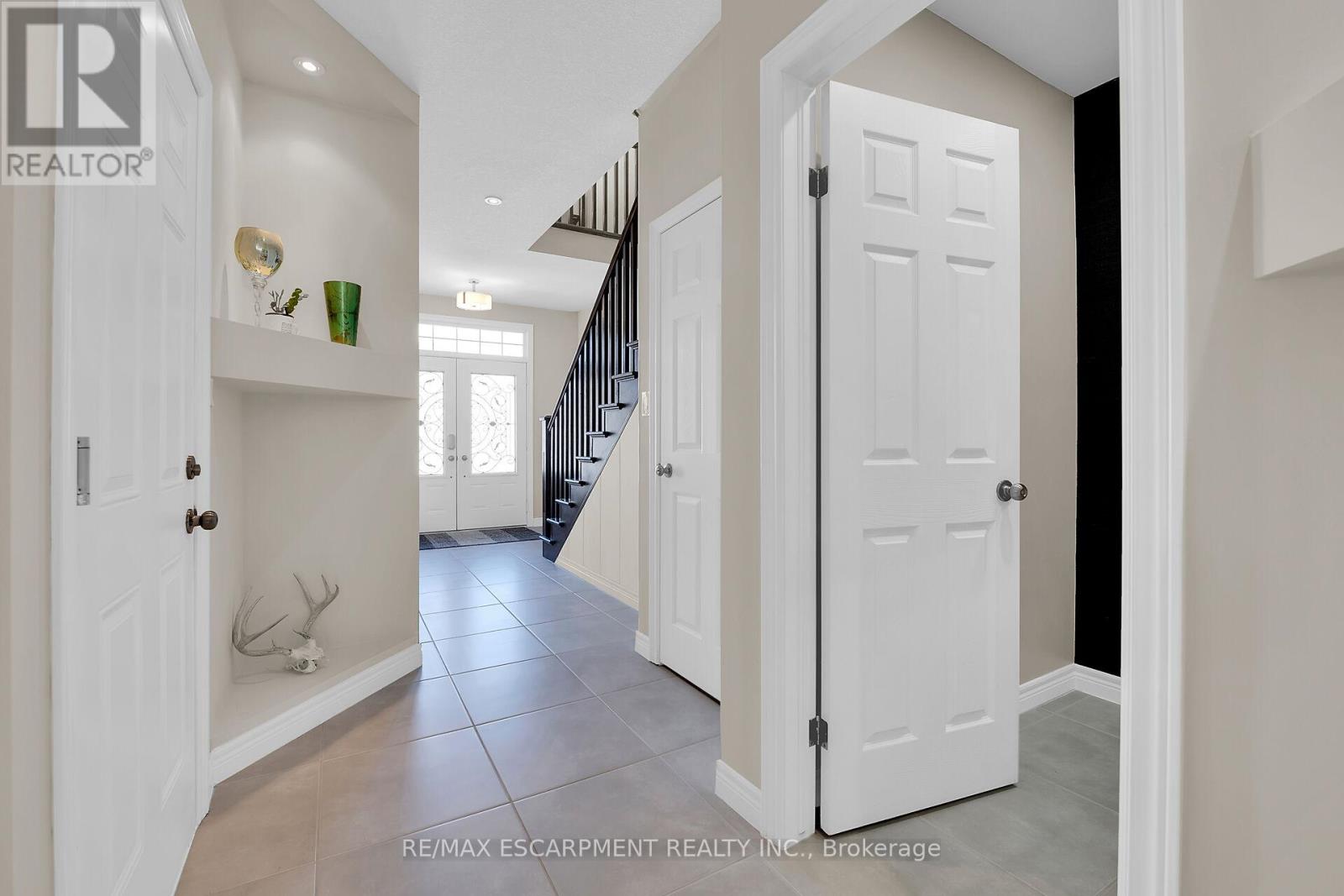 8 Chartwell Circle, Hamilton, Ontario  L9A 0B6 - Photo 18 - X12216813