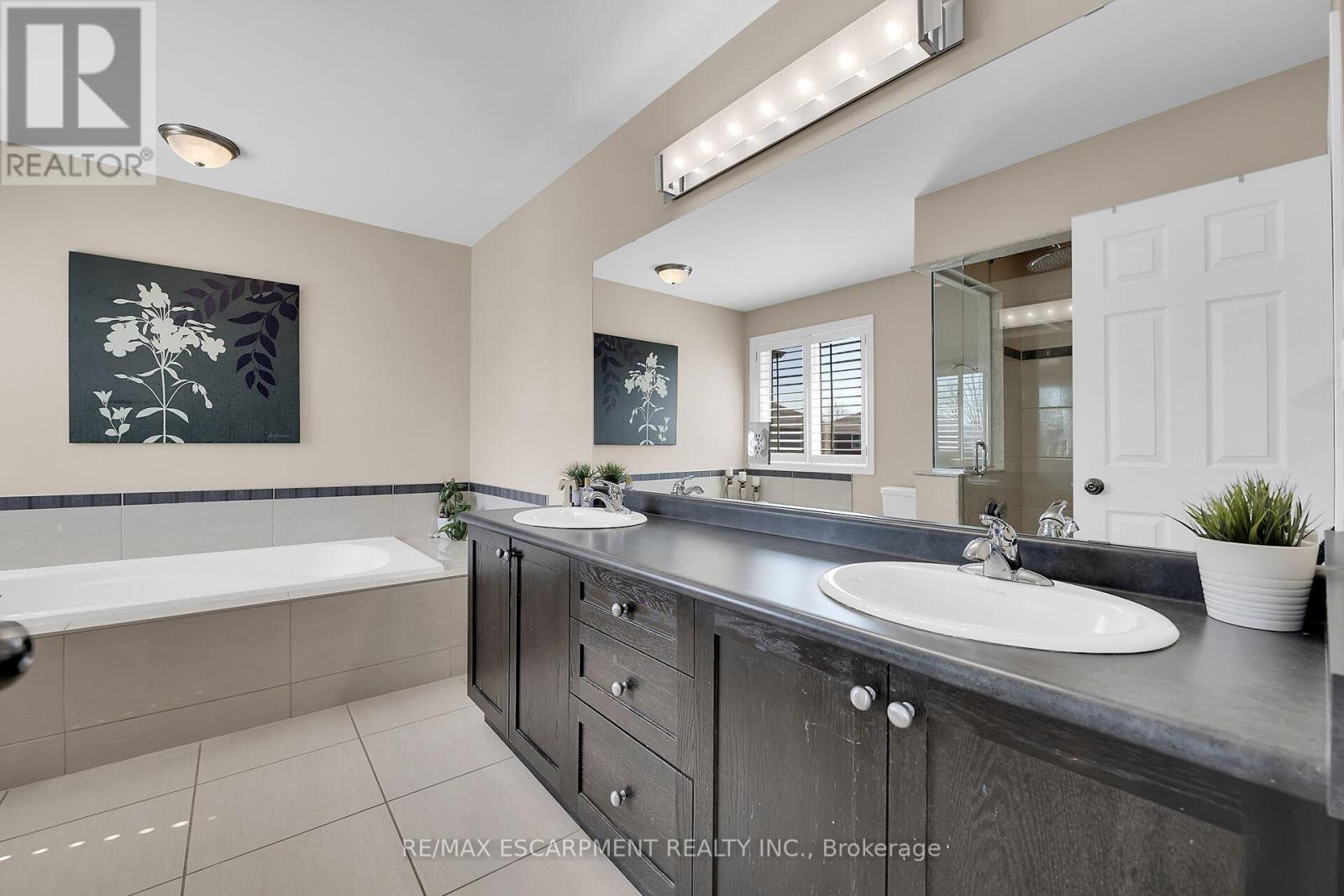 8 Chartwell Circle, Hamilton, Ontario  L9A 0B6 - Photo 25 - X12216813