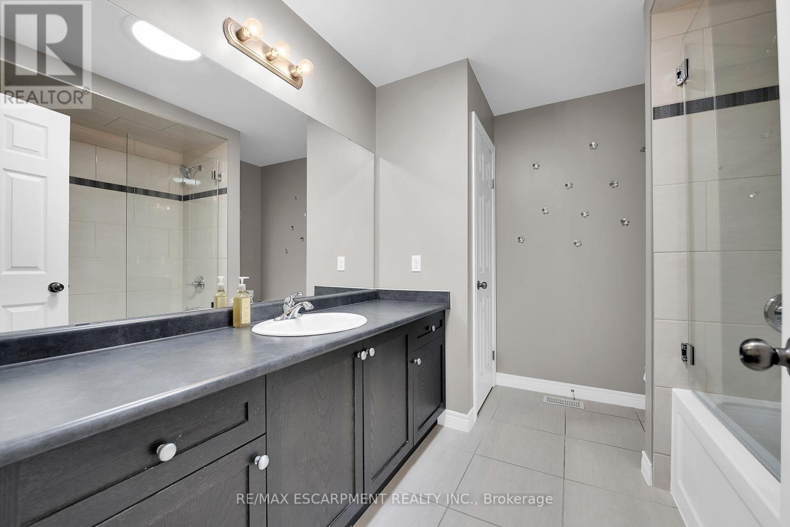 8 Chartwell Circle, Hamilton, Ontario  L9A 0B6 - Photo 28 - X12216813