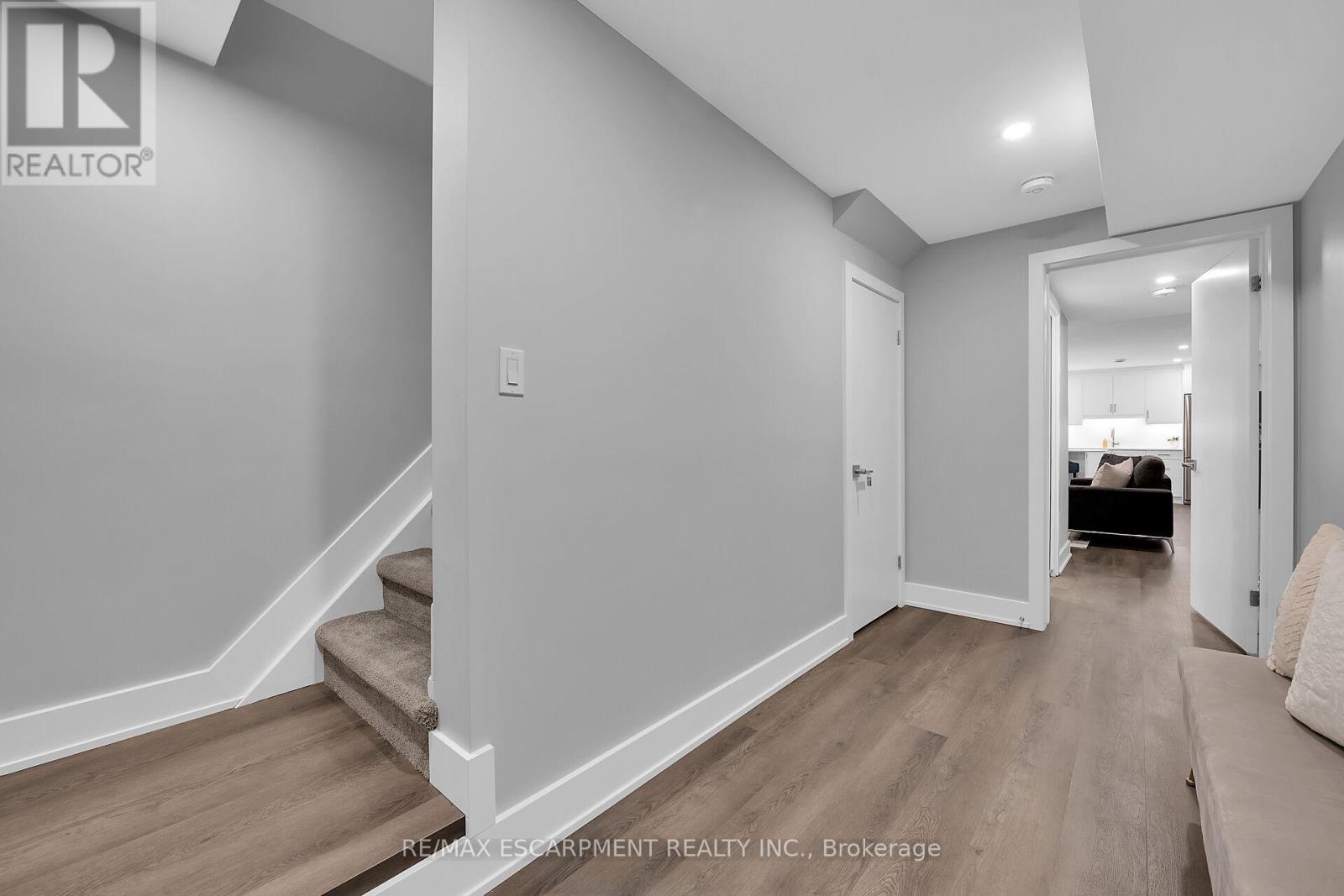8 Chartwell Circle, Hamilton, Ontario  L9A 0B6 - Photo 34 - X12216813