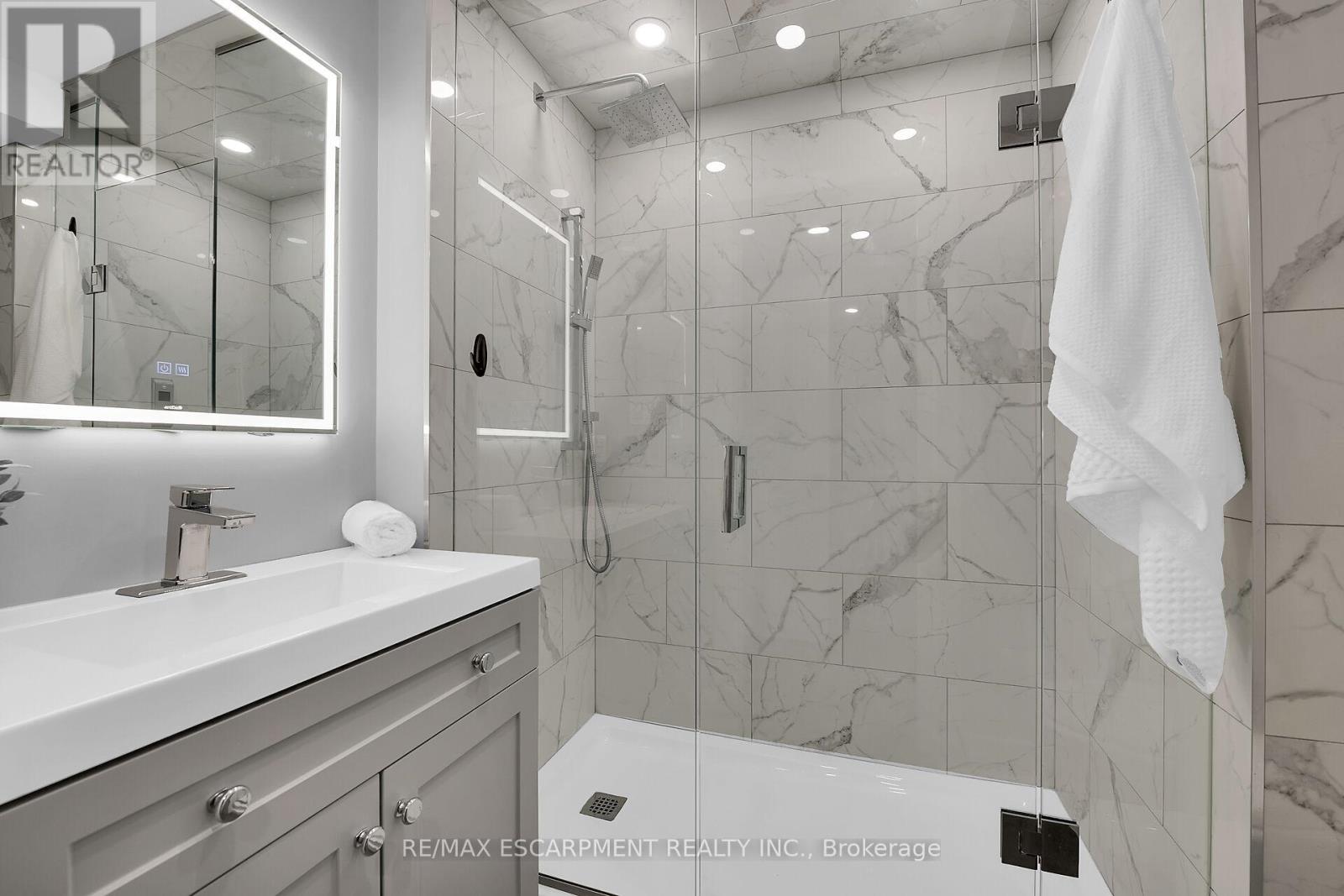 8 Chartwell Circle, Hamilton, Ontario  L9A 0B6 - Photo 35 - X12216813
