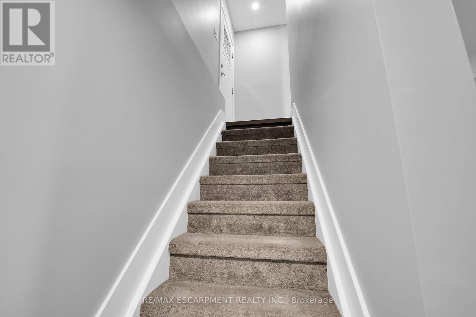 8 Chartwell Circle, Hamilton, Ontario  L9A 0B6 - Photo 44 - X12216813