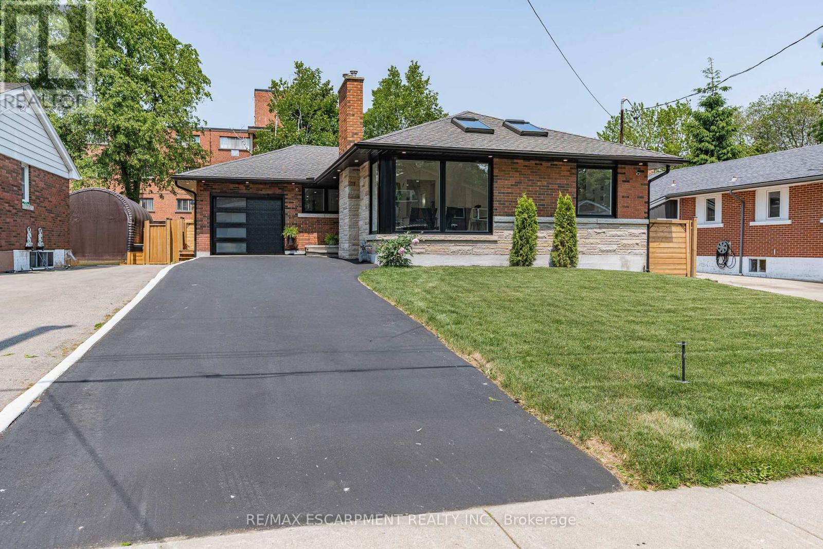 15 HARDALE CRESCENT, Hamilton, Ontario