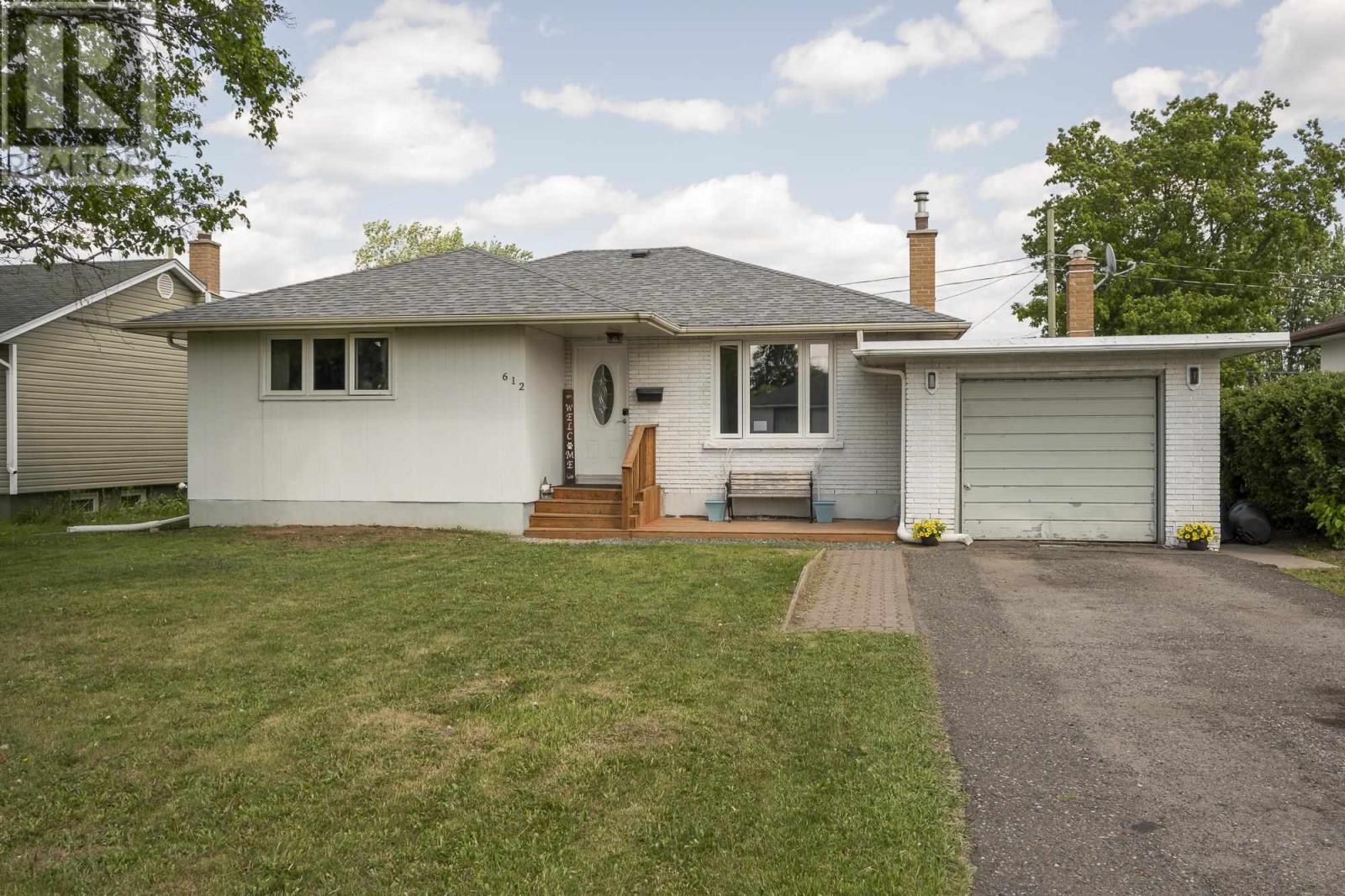 612 Rosewood CRES, thunder bay, Ontario