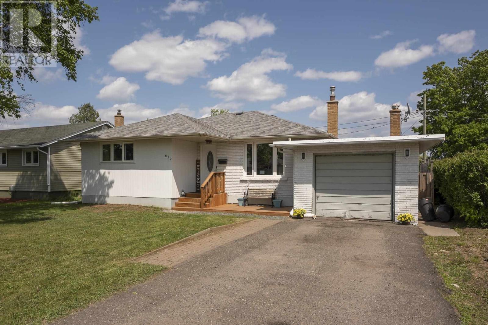 Property at 612 Rosewood CRES image 2