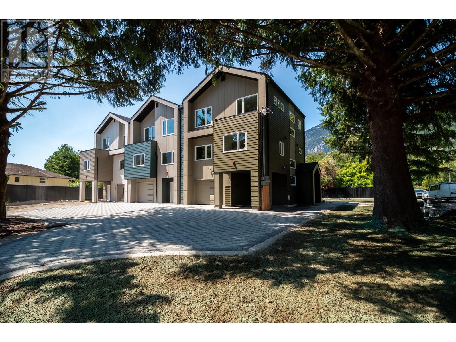 1108 MAGEE STREET, Squamish, British Columbia