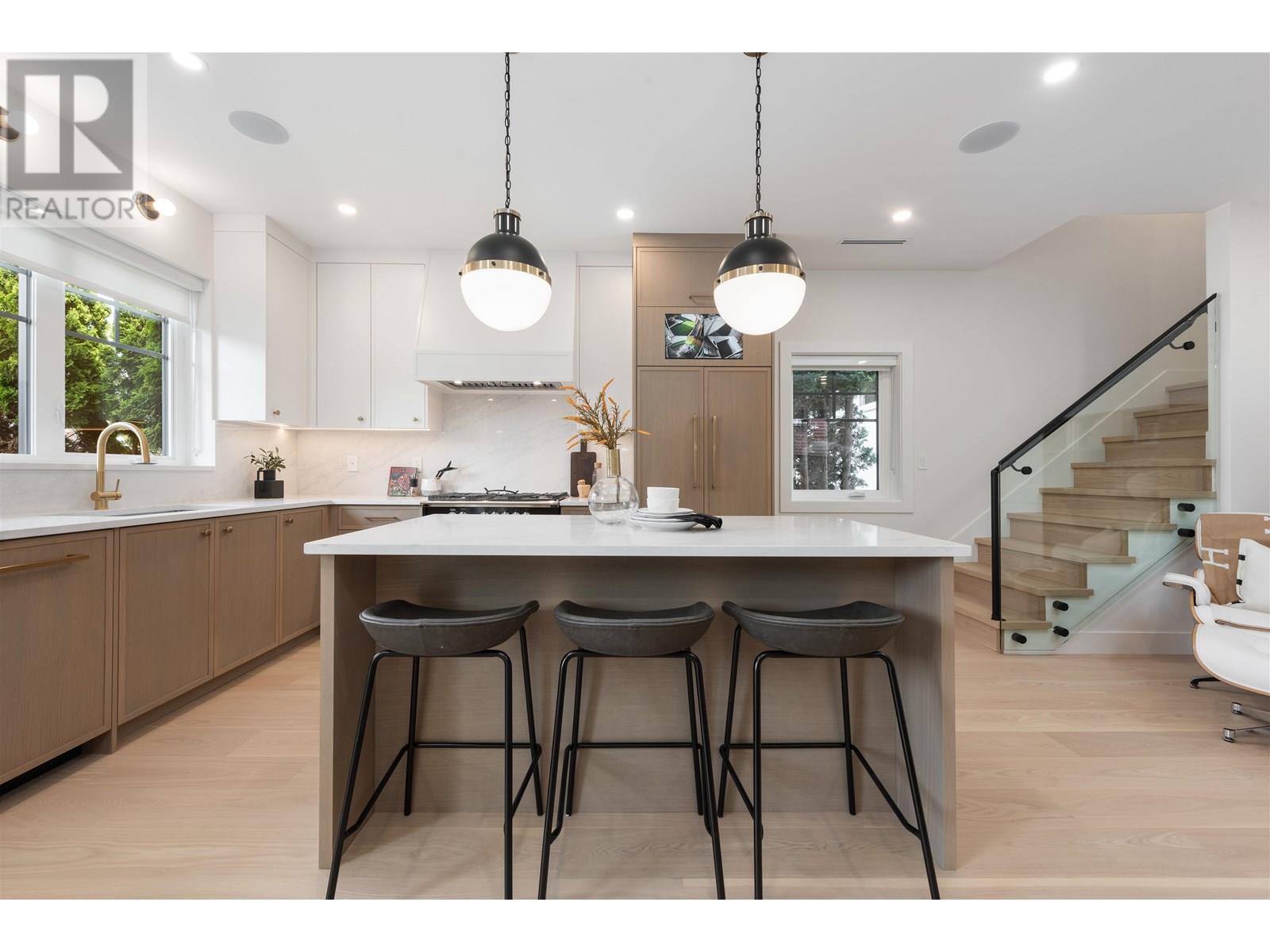 2 947 E 13TH AVENUE, Vancouver, British Columbia