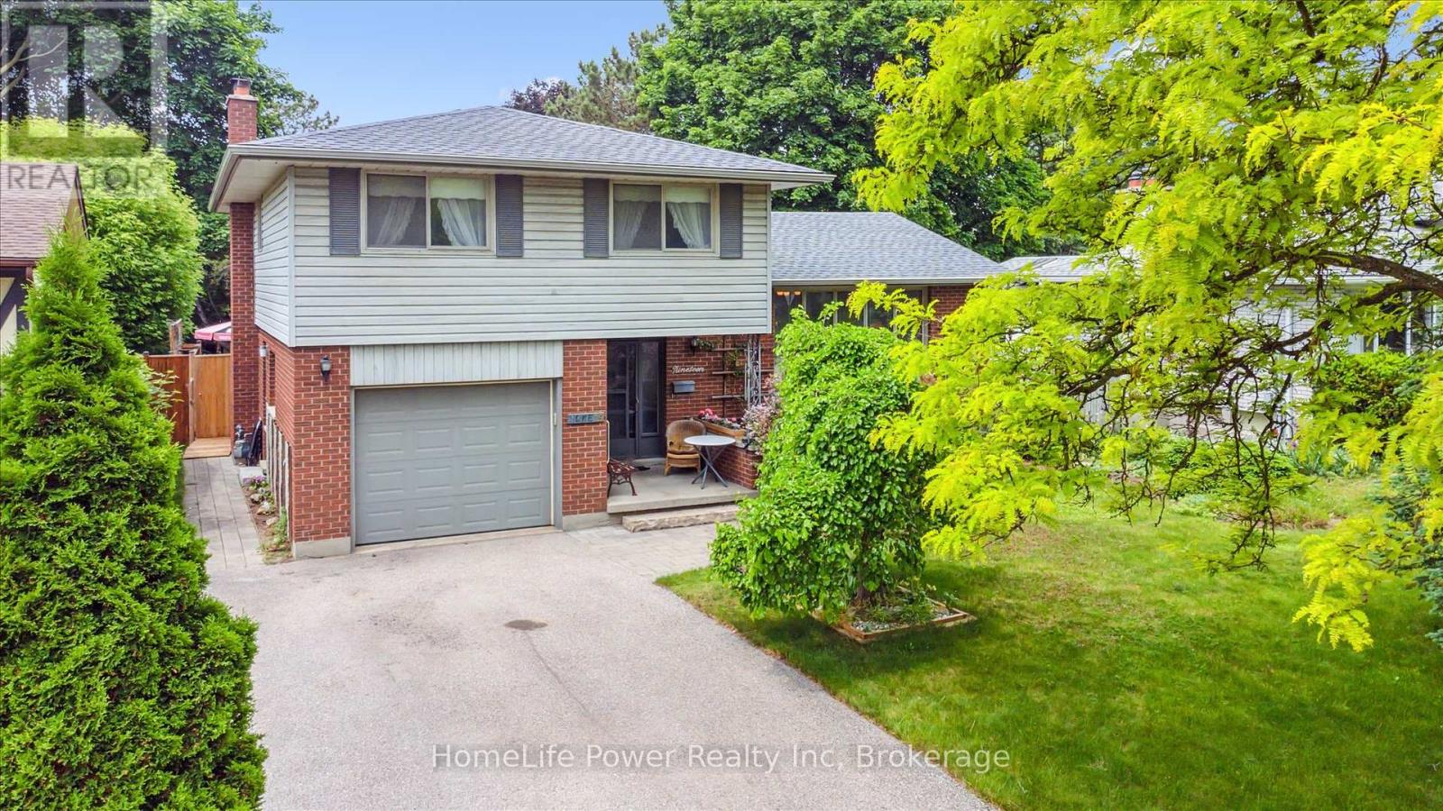 19 Bishop Court, Guelph, Ontario  N1G 2R8 - Photo 2 - X12217079