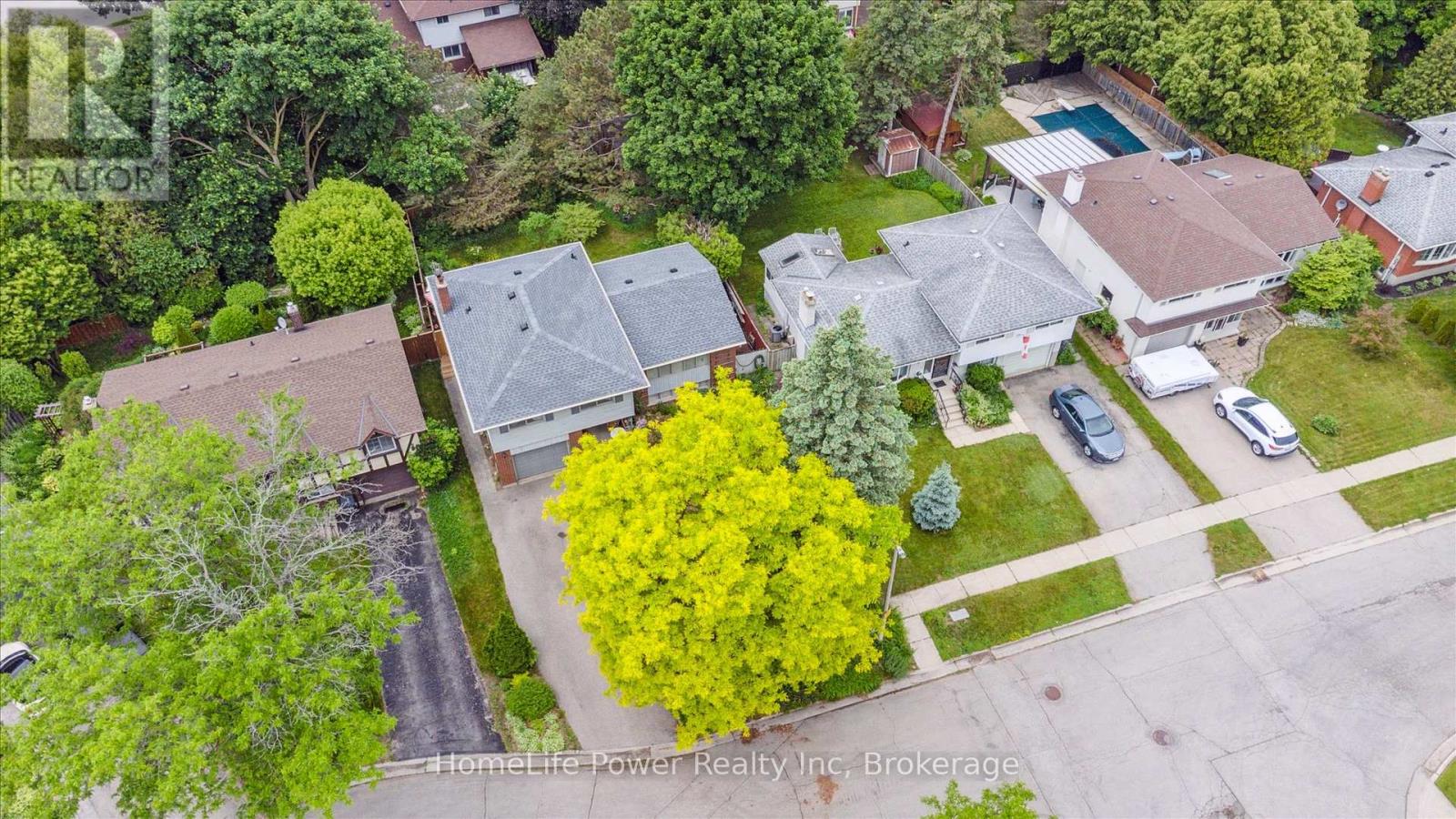 19 Bishop Court, Guelph, Ontario  N1G 2R8 - Photo 3 - X12217079