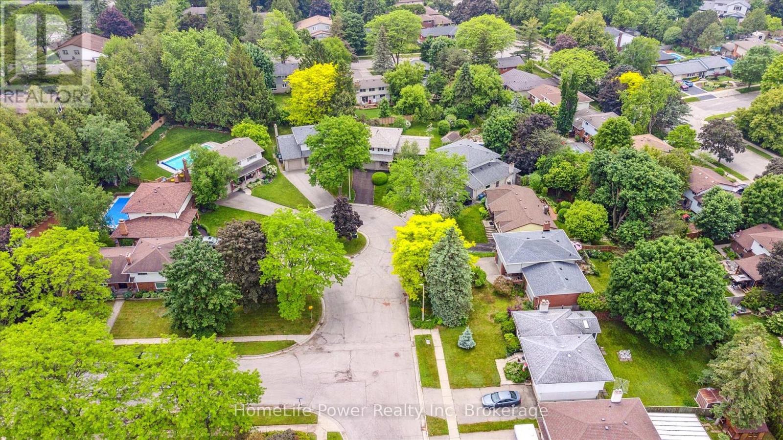19 Bishop Court, Guelph, Ontario  N1G 2R8 - Photo 4 - X12217079