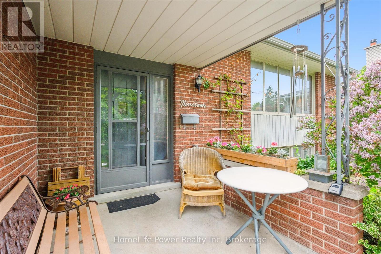 19 Bishop Court, Guelph, Ontario  N1G 2R8 - Photo 8 - X12217079
