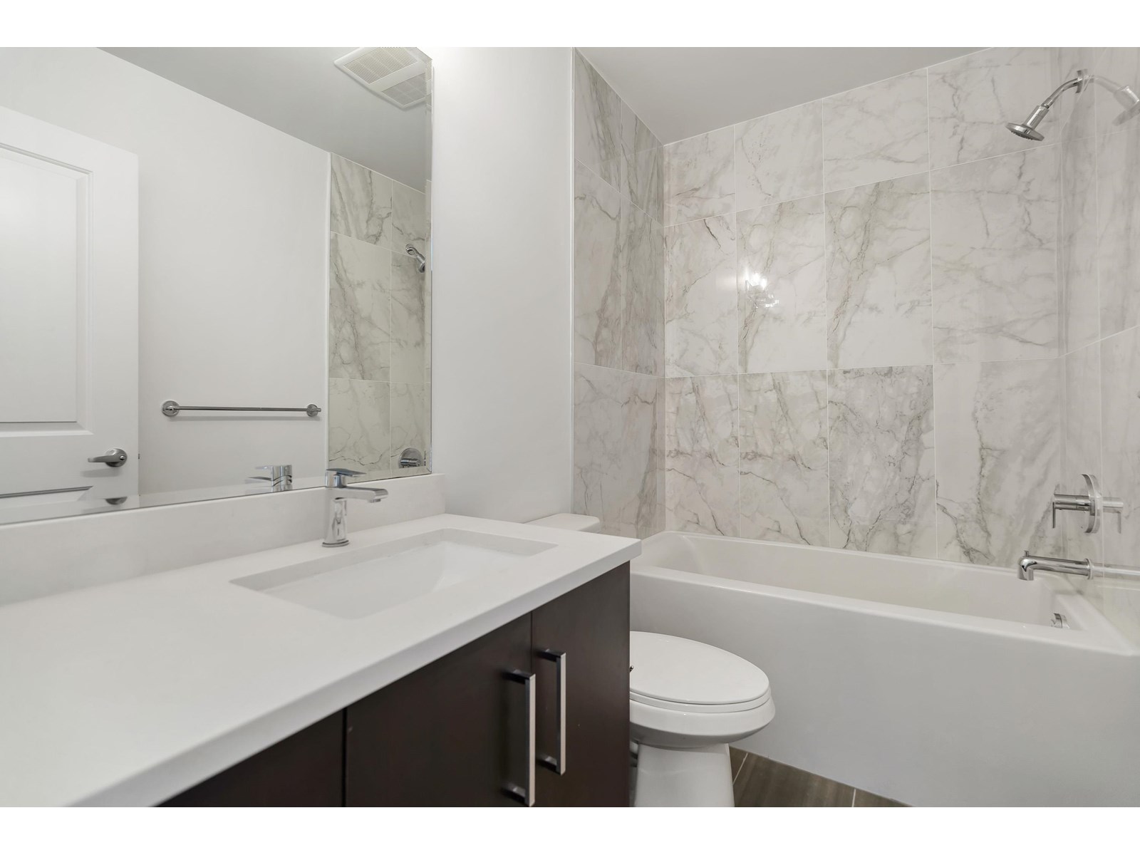 214 9983 E Barnston Drive, Surrey, British Columbia  V4N 6T3 - Photo 11 - R3013092