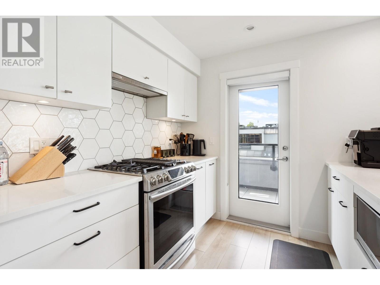 208 1519 Crown Street, North Vancouver, British Columbia  V7J 1G6 - Photo 8 - R3004231