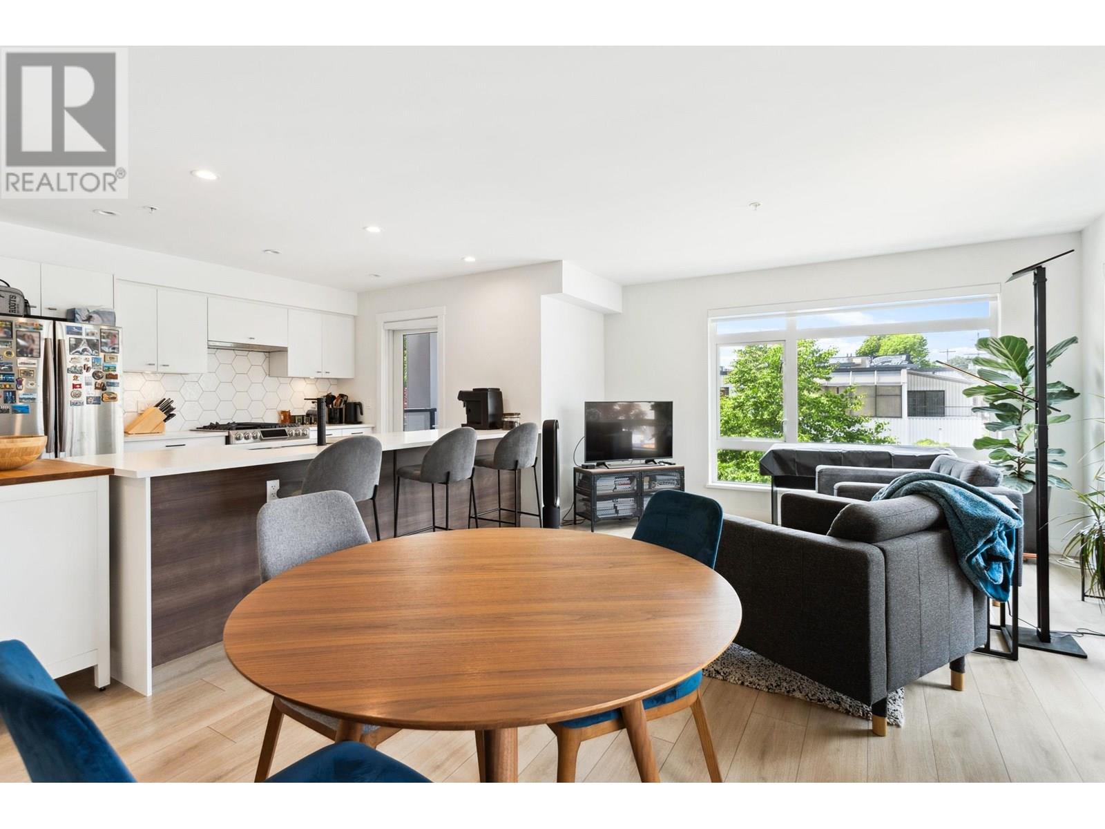 208 1519 Crown Street, North Vancouver, British Columbia  V7J 1G6 - Photo 4 - R3004231