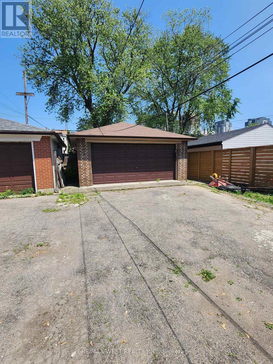 415 Symington Avenue, Toronto (Weston-Pellam Park), Ontario  M6N 2W4 - Photo 5 - W12213923