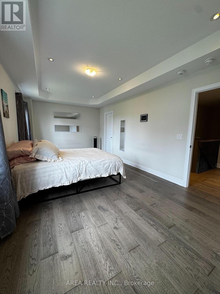 64 Stately Drive, Wasaga Beach, Ontario  L0M 1S0 - Photo 10 - S12216946