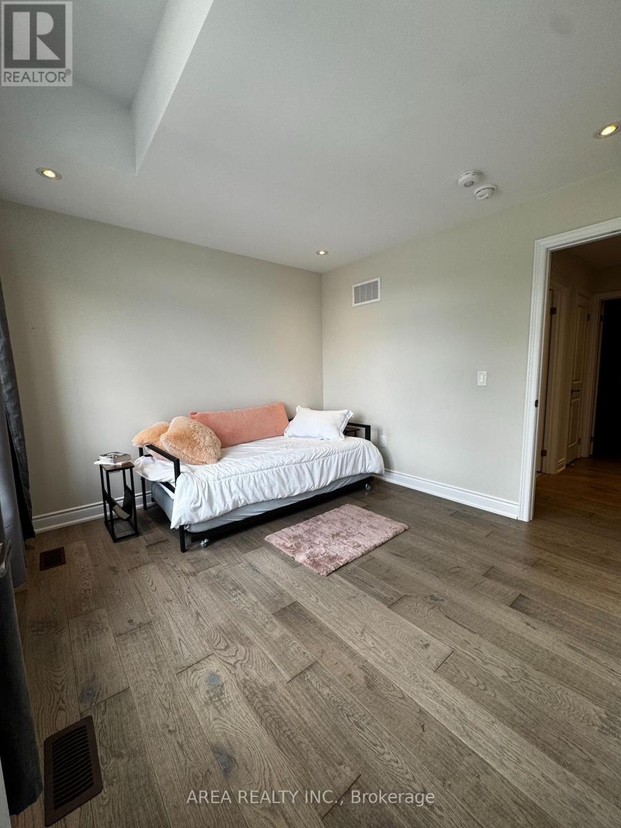 64 Stately Drive, Wasaga Beach, Ontario  L0M 1S0 - Photo 14 - S12216946