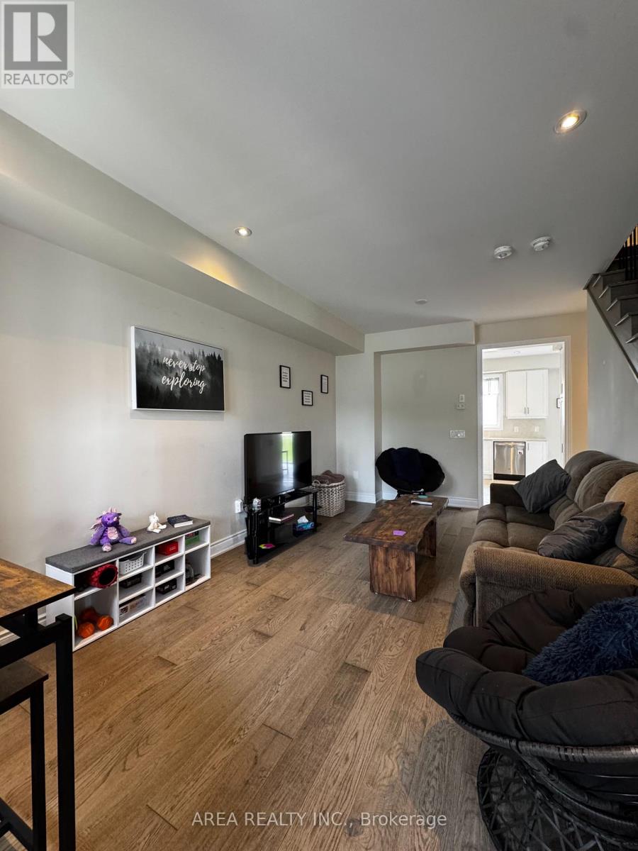 64 Stately Drive, Wasaga Beach, Ontario  L0M 1S0 - Photo 4 - S12216946