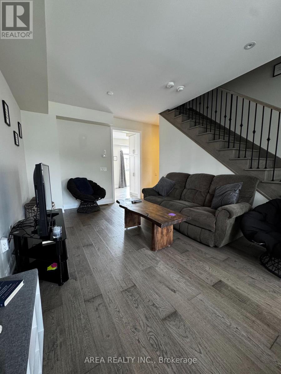 64 Stately Drive, Wasaga Beach, Ontario  L0M 1S0 - Photo 5 - S12216946