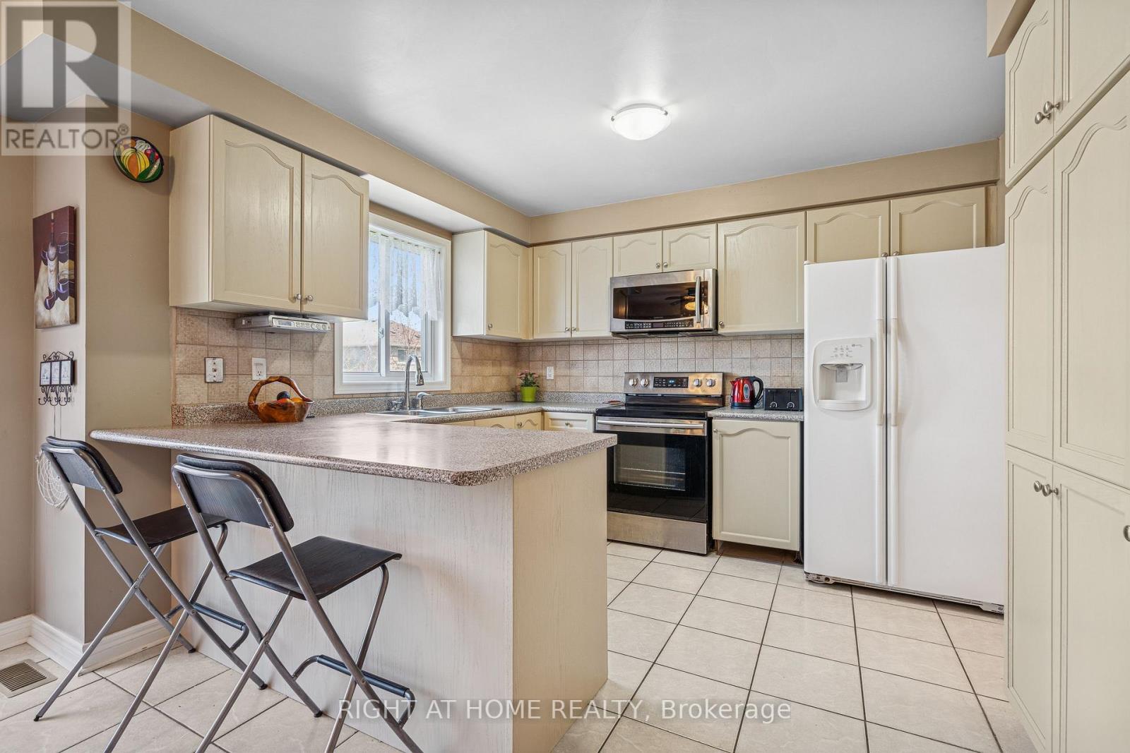 14 Prince Of Wales Drive, Barrie, Ontario  L4N 0T5 - Photo 11 - S12217039