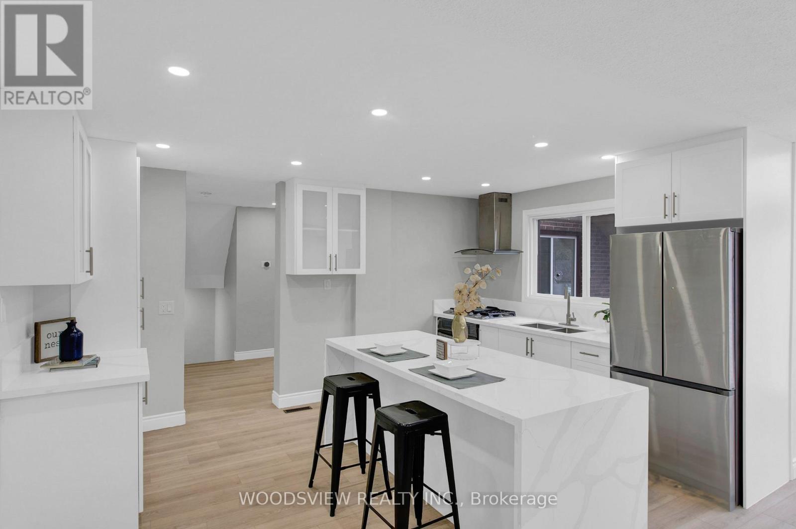 1152 Kos Boulevard, Mississauga, Ontario  L5J 4L6 - Photo 2 - W12216975