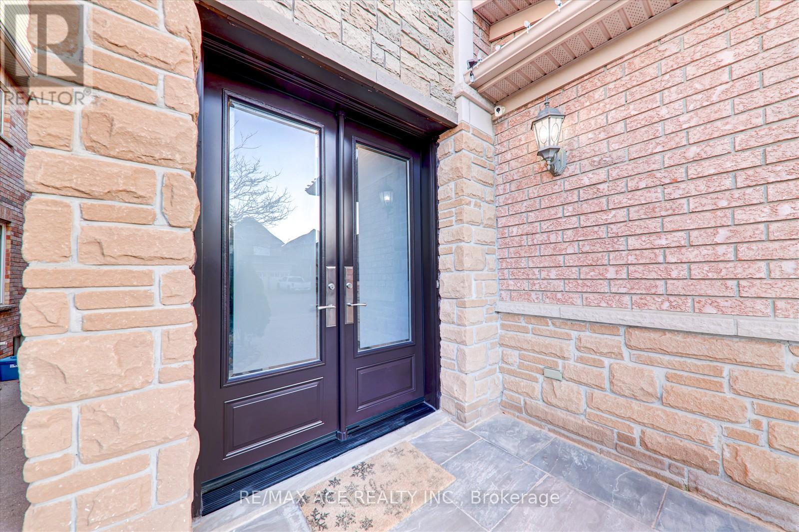 62 Saffron Crescent, Brampton, Ontario  L6S 6H7 - Photo 5 - W12217049
