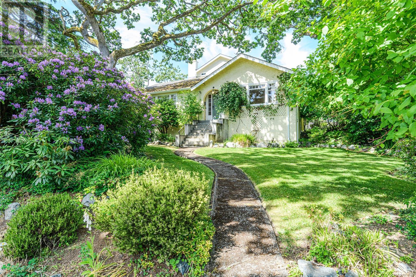 1040 St. Louis St, Oak Bay, British Columbia
