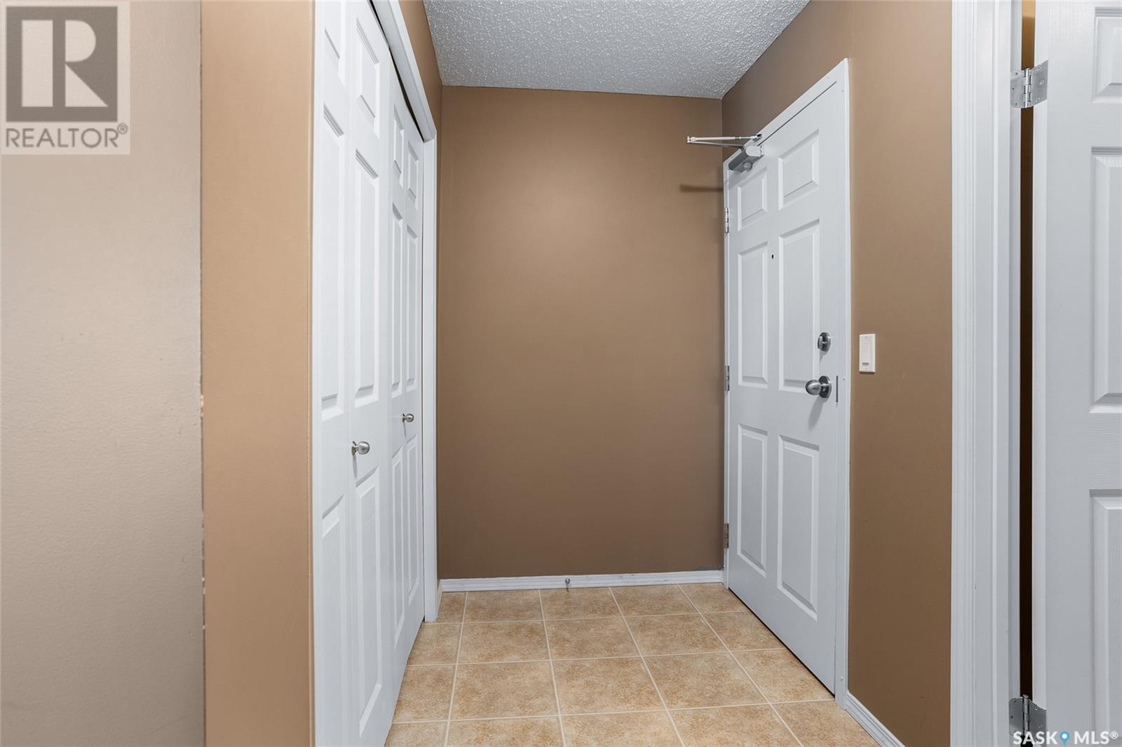 215 303 Lowe Road, Saskatoon, Saskatchewan  S7S 1P2 - Photo 2 - SK009237
