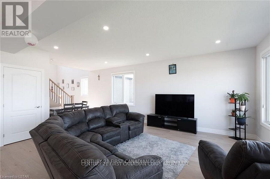 121 Basil Crescent, Middlesex Centre (Ilderton), Ontario  N0M 2A0 - Photo 12 - X12217310