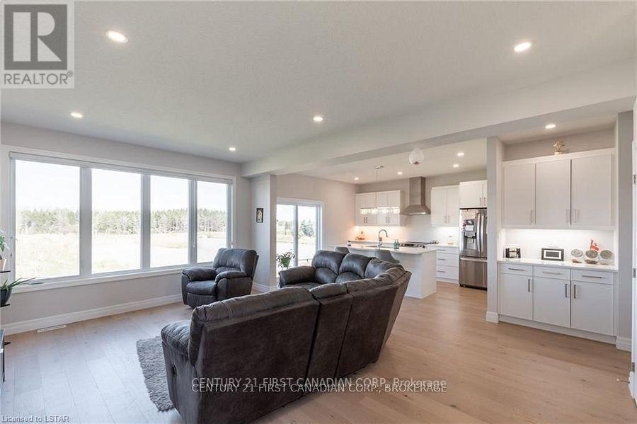 121 Basil Crescent, Middlesex Centre (Ilderton), Ontario  N0M 2A0 - Photo 16 - X12217310
