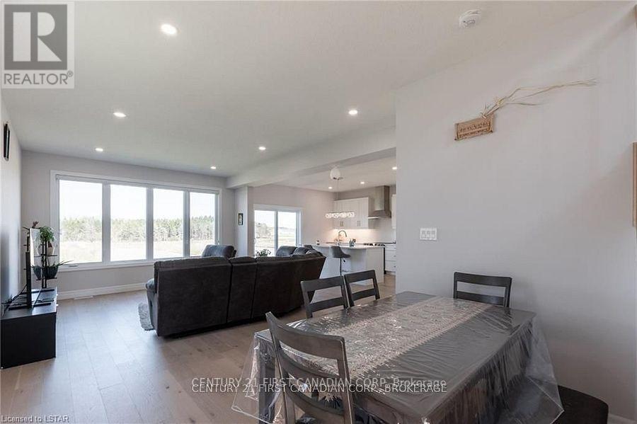 121 Basil Crescent, Middlesex Centre (Ilderton), Ontario  N0M 2A0 - Photo 8 - X12217310