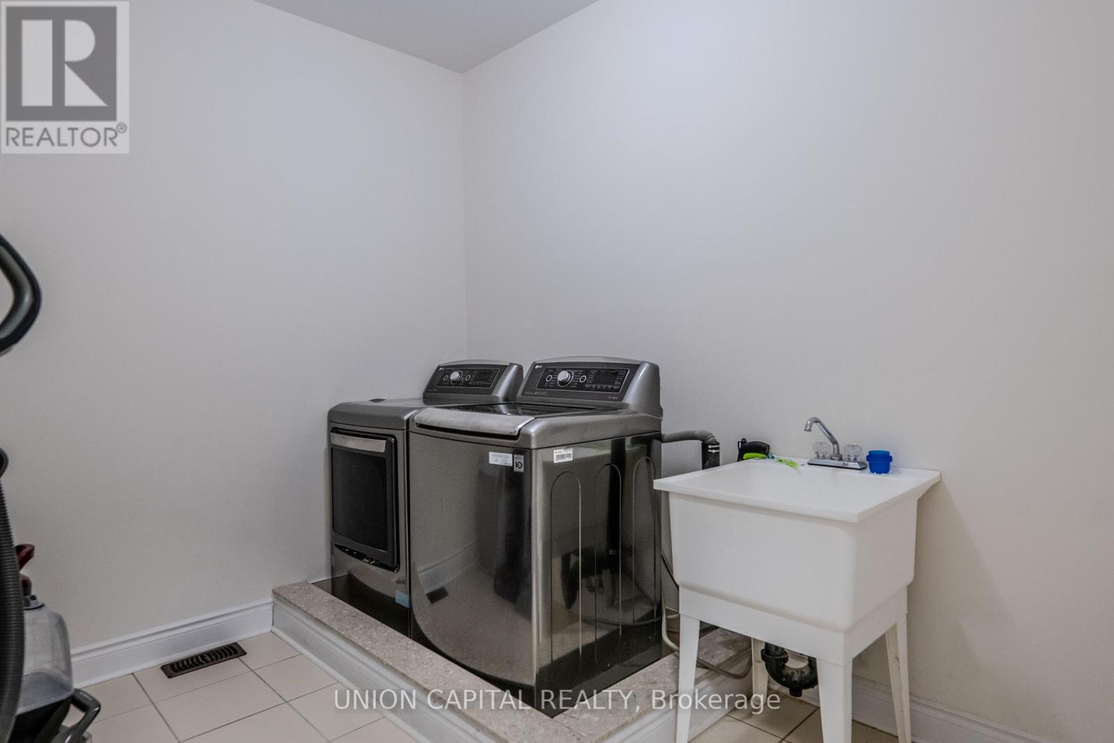 918 Ernest Cousins Circle, Newmarket, Ontario  L3X 0B7 - Photo 20 - N12216890
