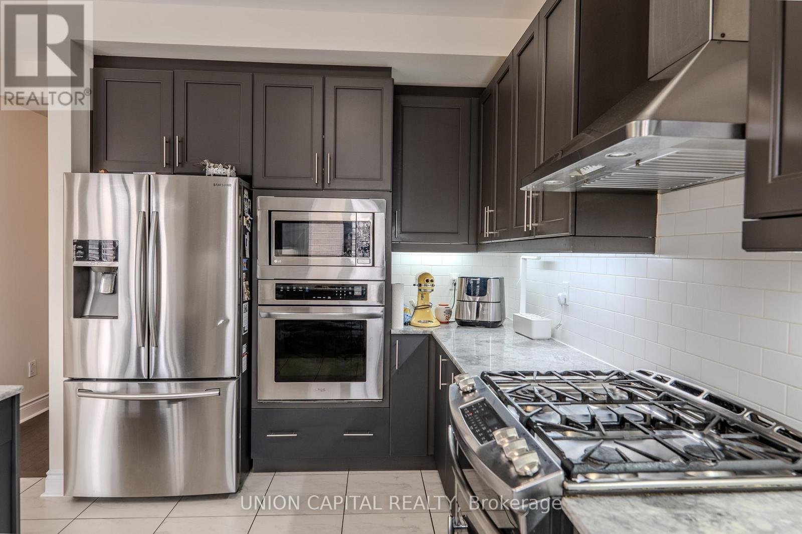 918 Ernest Cousins Circle, Newmarket, Ontario  L3X 0B7 - Photo 11 - N12216890